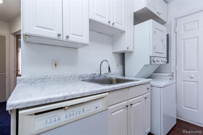 Building Photo - 21503 Eastwood Blvd