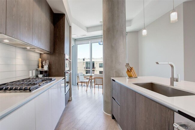 Foto del edificio - Stunning 2-Bedroom Condo at Sloan's Lake's Premier Lakehouse Community