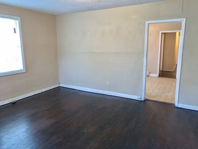 Building Photo - Spacious Duplex