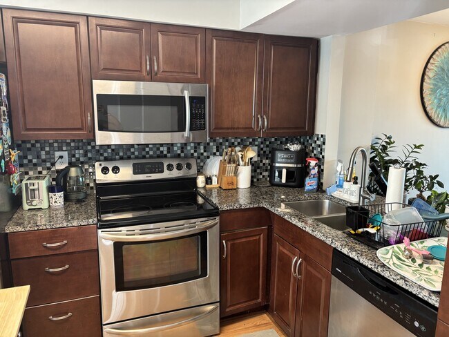 Foto del edificio - 1355 Riverwood Way