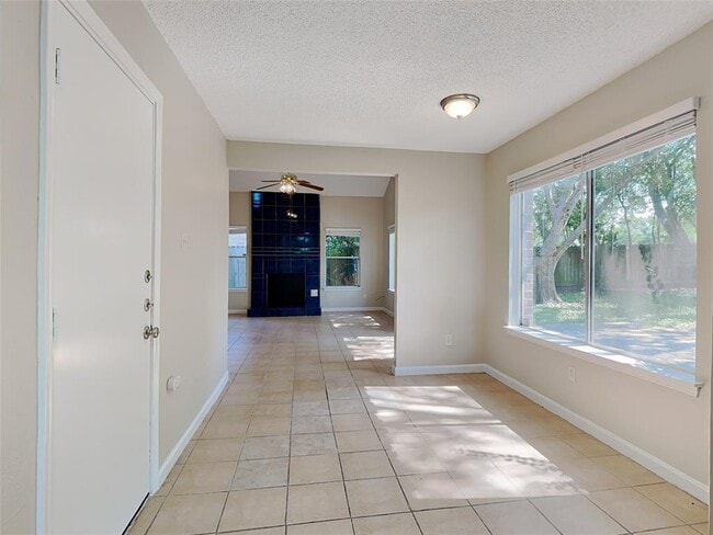 Building Photo - 8527 Woodland Willows Dr