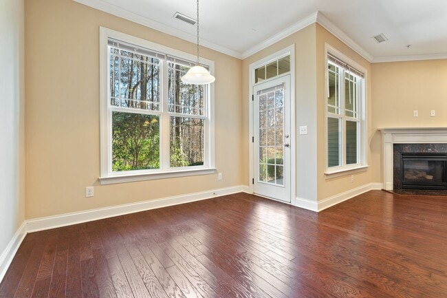 Building Photo - Beautiful Spacious Three Bedroom Townhouse in Carrboro!