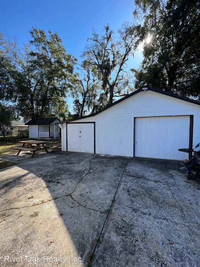 Building Photo - 3 br, 1 bath House - 260 E. 25th St.