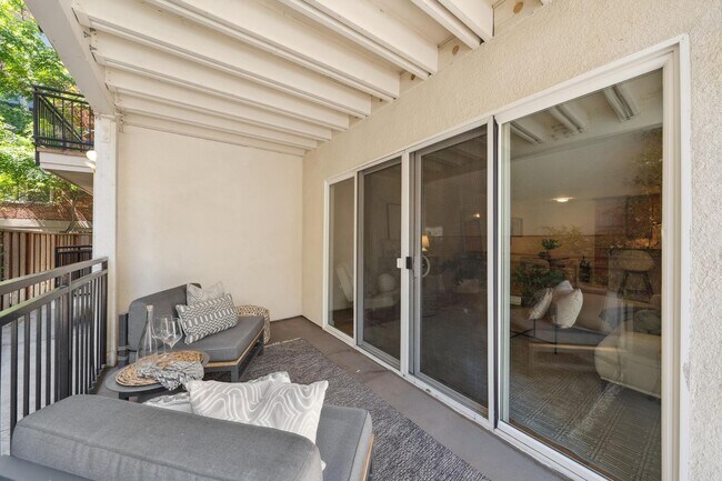Foto del edificio - Large 1bd/1ba Walk to Whole Foods, Lake Me...