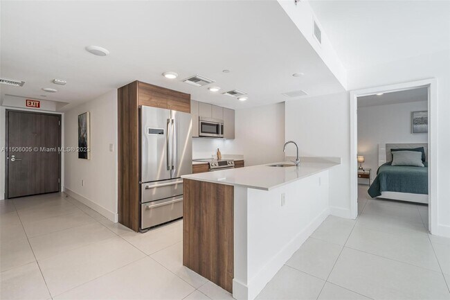 Foto del edificio - 9261 E Bay Harbor Dr
