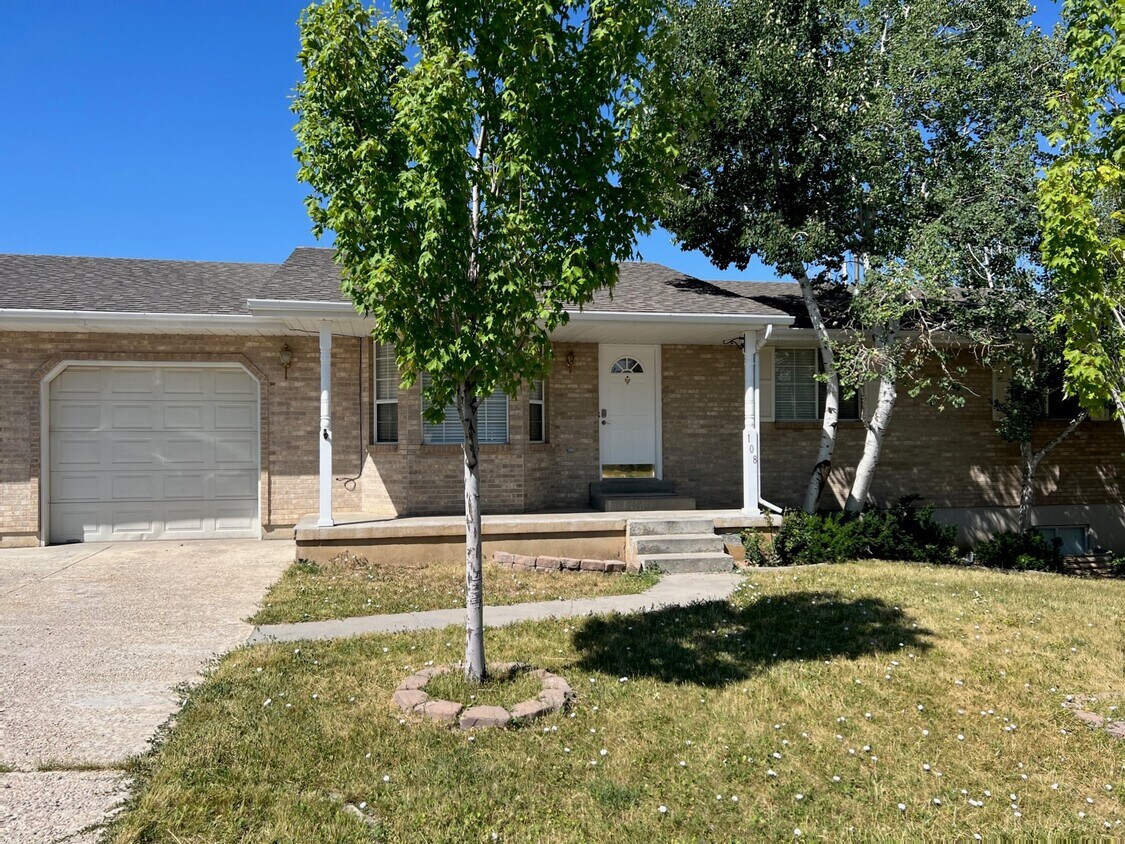 Primary Photo - 108 S Astor Ln