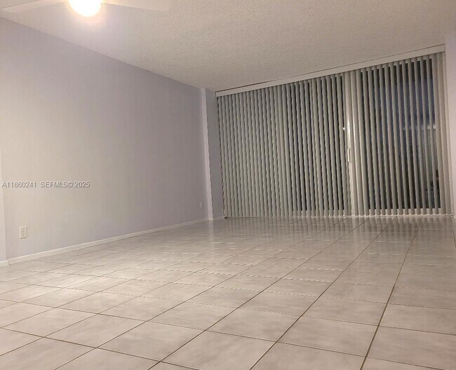 Foto del edificio - 120 Royal Pk Dr