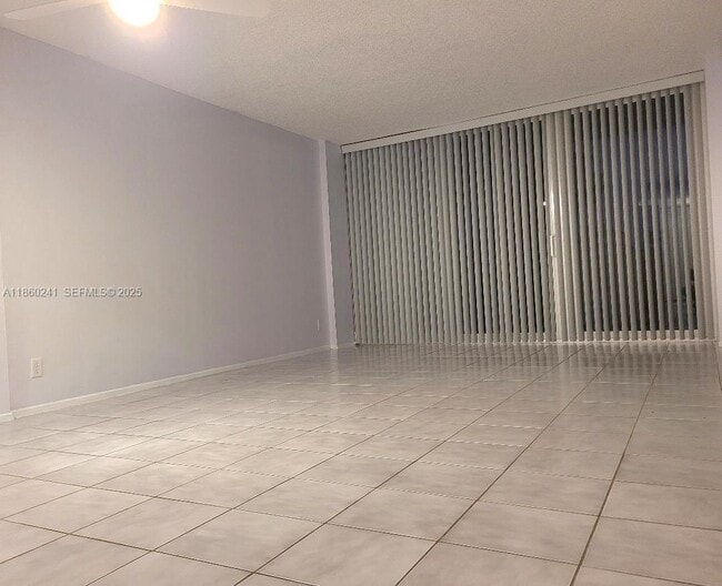 Building Photo - 120 Royal Pk Dr