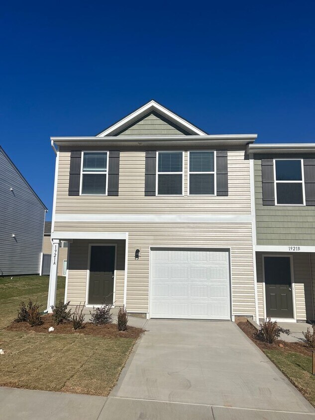 Foto principal - Brand New townhome in the heart of Newton!