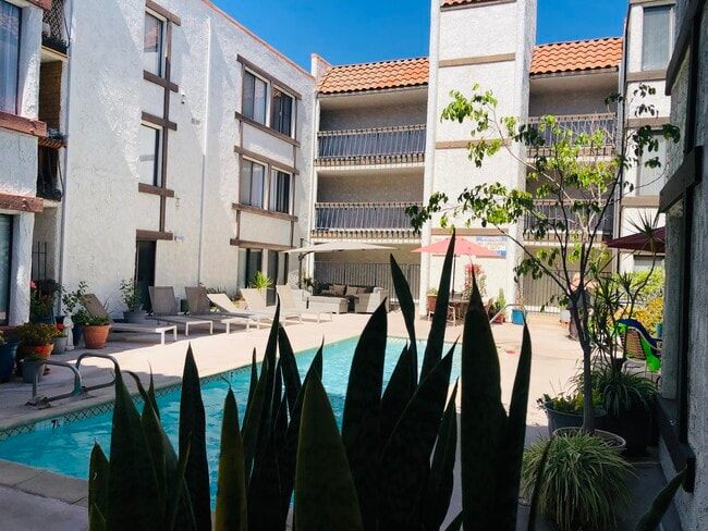 Pool side relaxation - 515 N Jackson St