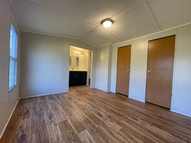 Foto del edificio - 270 Thompson Rd