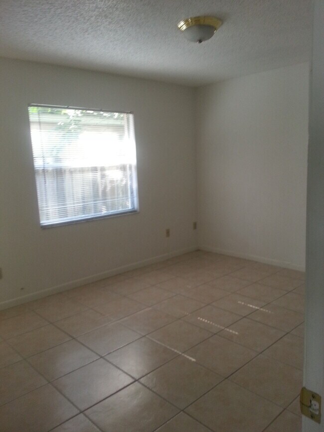 Foto del edificio - CUTE AFFORDABLE 2/2 DUPLEX off Michigan!