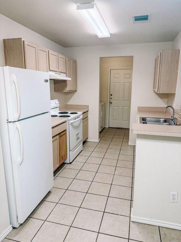 Building Photo - 915 Sagewood Trail