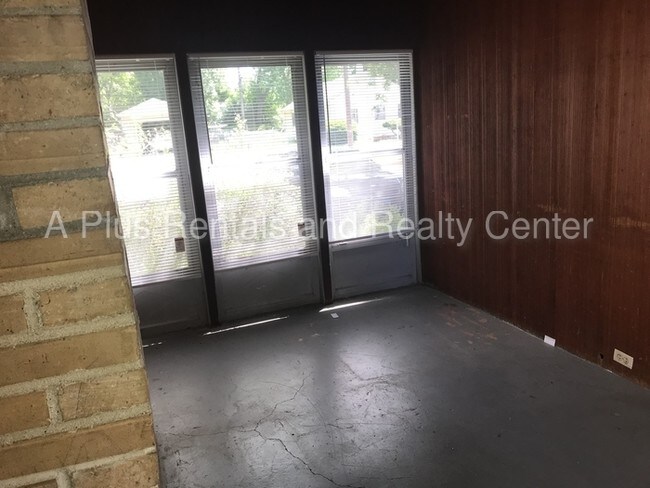 Building Photo - Huge 4+ BD corner house for rent!