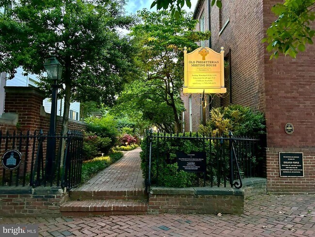 Foto del edificio - 308 S Fairfax St