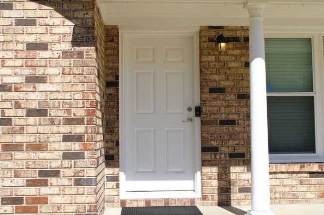 Building Photo - Fully Updated Home with Modern Features, E...