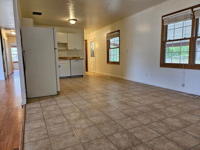 Building Photo - ALL PROSPECTIVE TENANTS MUST SUBMIT A $58 ...