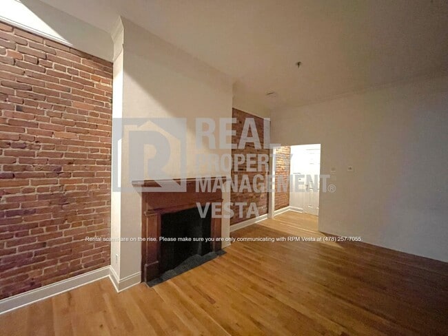 Building Photo - 587 Cherry St
