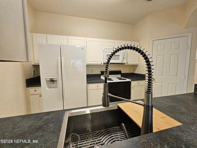 Building Photo - 10550 Baymeadows Rd