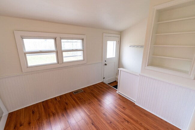 Building Photo - 2 Bedroom House for Rent in London, Ontario * Chelsea Green with Fenced Yard