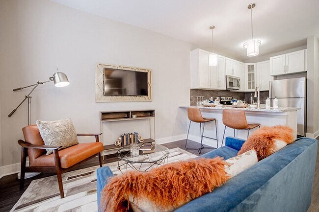 Sala de estar con diseño de mármol - Quarry at River North