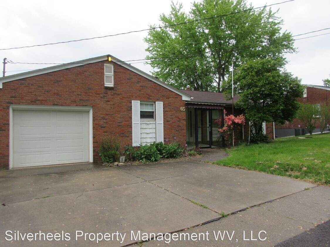 4 br, 2.5 bath House 65 Willowbrook Drive House Rental in North