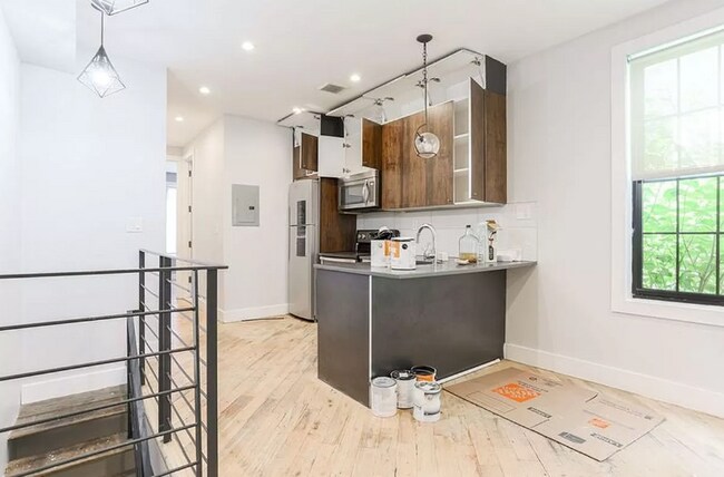 Building Photo - 68 Troy Ave