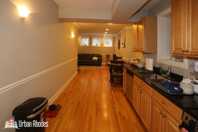 Building Photo - 5349 N Kenmore Ave