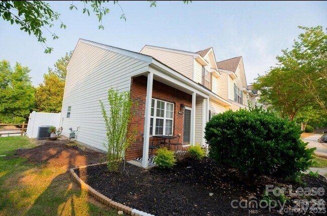 Foto del edificio - 16855 Greenlawn Hills Ct