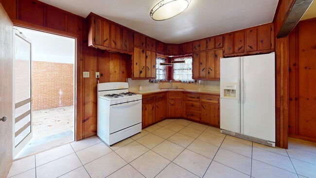 Building Photo - 2914 Tanglewood Dr