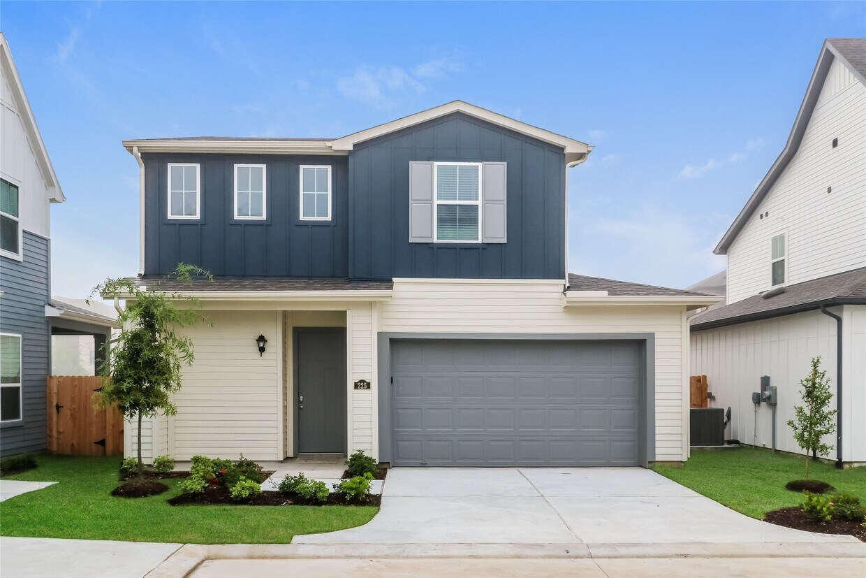 Foto principal - 9835 Willow Creek Commerce Dr