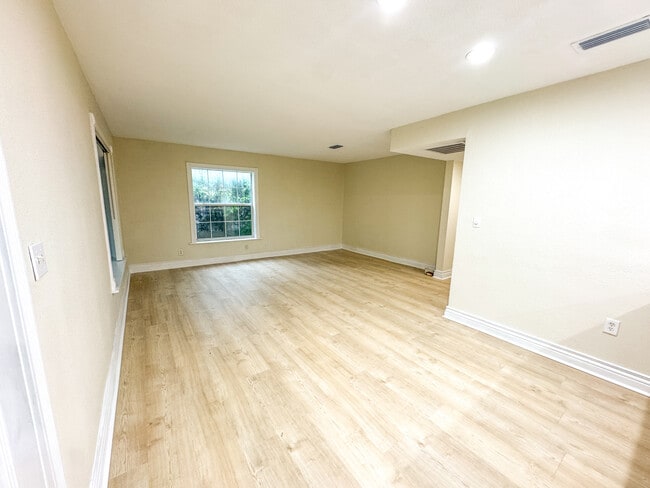Building Photo - 4711 Sunnydale Ln N
