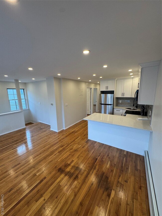 Foto del edificio - 69-43 Almeda Ave