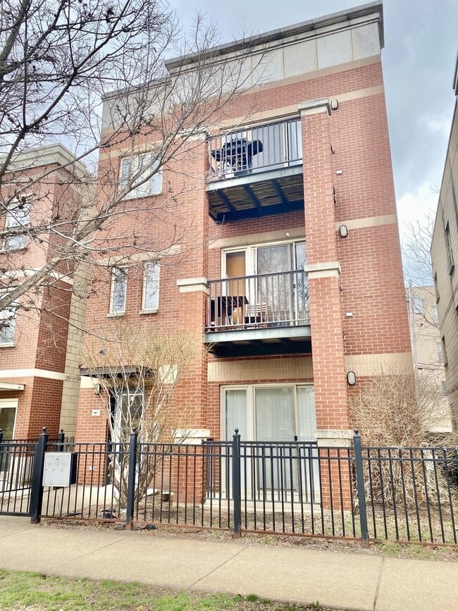 Building Photo - 907 S Lytle St