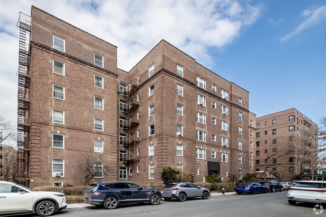 10719 Avenida 70 - Queensbrook Building
