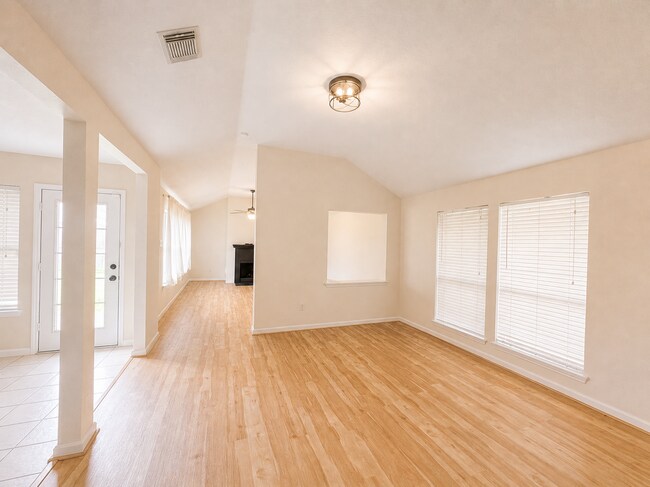 Comedor y sala de estar - 12826 Careywood Dr