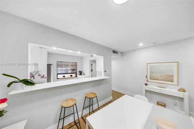 Building Photo - 130 S Cypress Rd