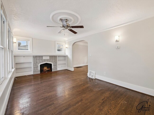 Building Photo - 3 bedroom - 2 bath - Lincoln Park- $1350