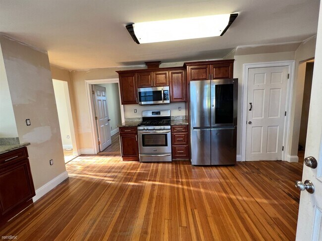 Building Photo - 3 br, 1 bath Condo - 252 Broadway