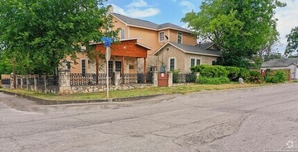 Building Photo - 206 Stace St