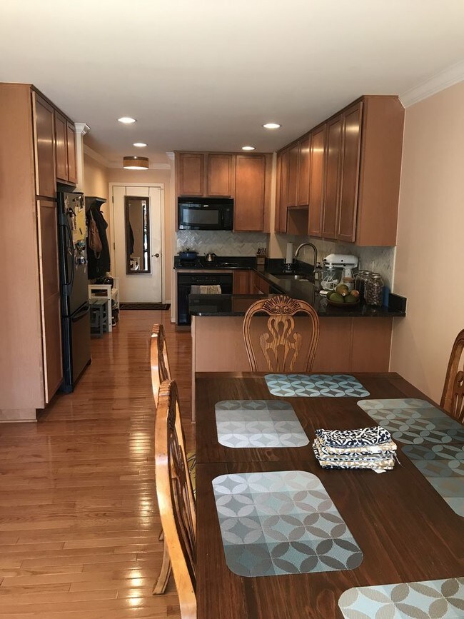 Building Photo - Fabulous townhome in The Crossings