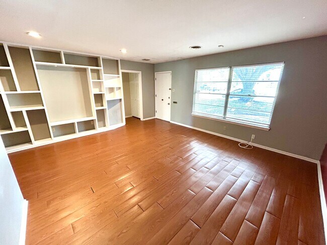 Building Photo - AVAILABLE NOW! 3 Bedroom / 2 Bath Home Nea...