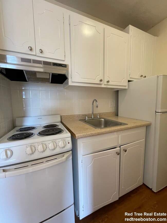 Building Photo - 172 N Beacon St