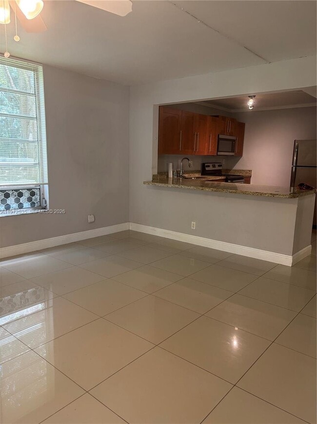 Building Photo - 400 Commodore Dr