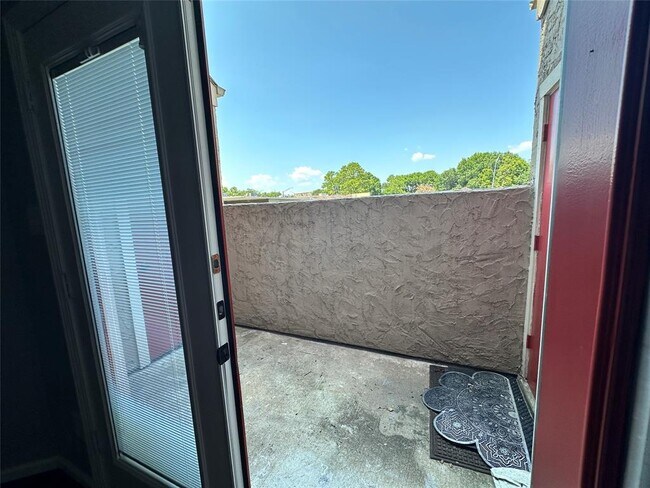 Building Photo - 10855 Meadowglen Ln