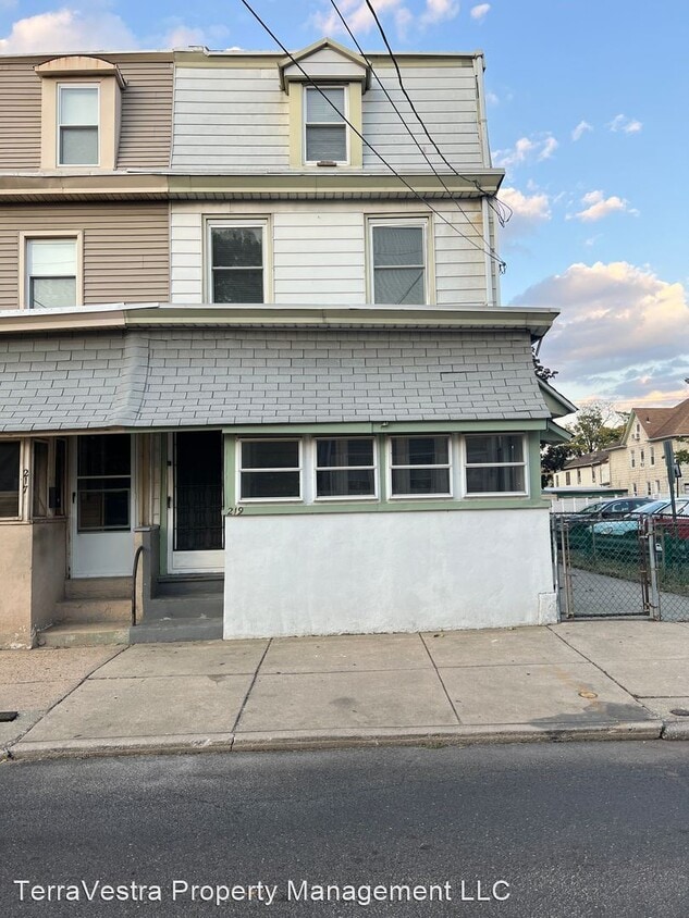 Primary Photo - 4 br, 1 bath House - 219 Bergen Street