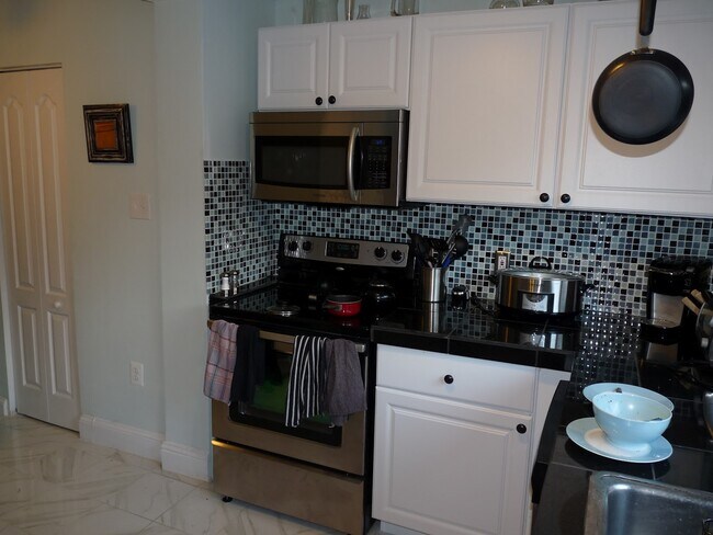 Kitchen - 2250 Cathedral Ave NW
