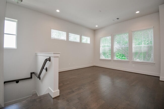 Building Photo - 6017 Cypress St