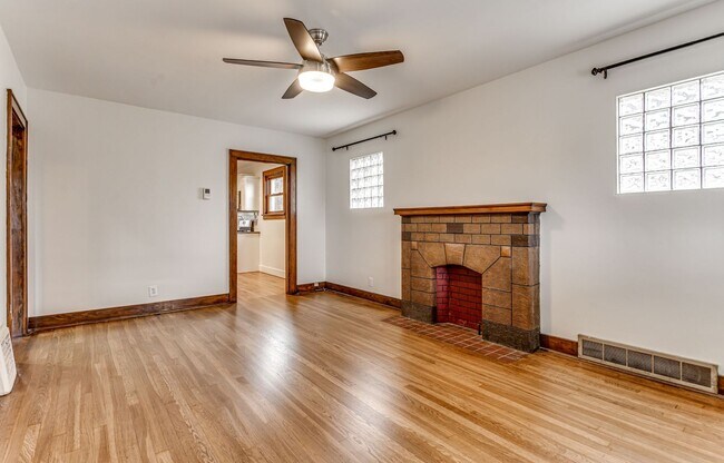Foto del edificio - AVAILABLE JULY 1ST! BEAUTIFUL 3 bedroom / 1.5 bathroom house in KENNEDY TOWNSHIP!