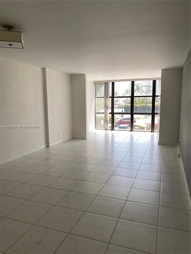 Foto del edificio - 1000 Parkview Dr